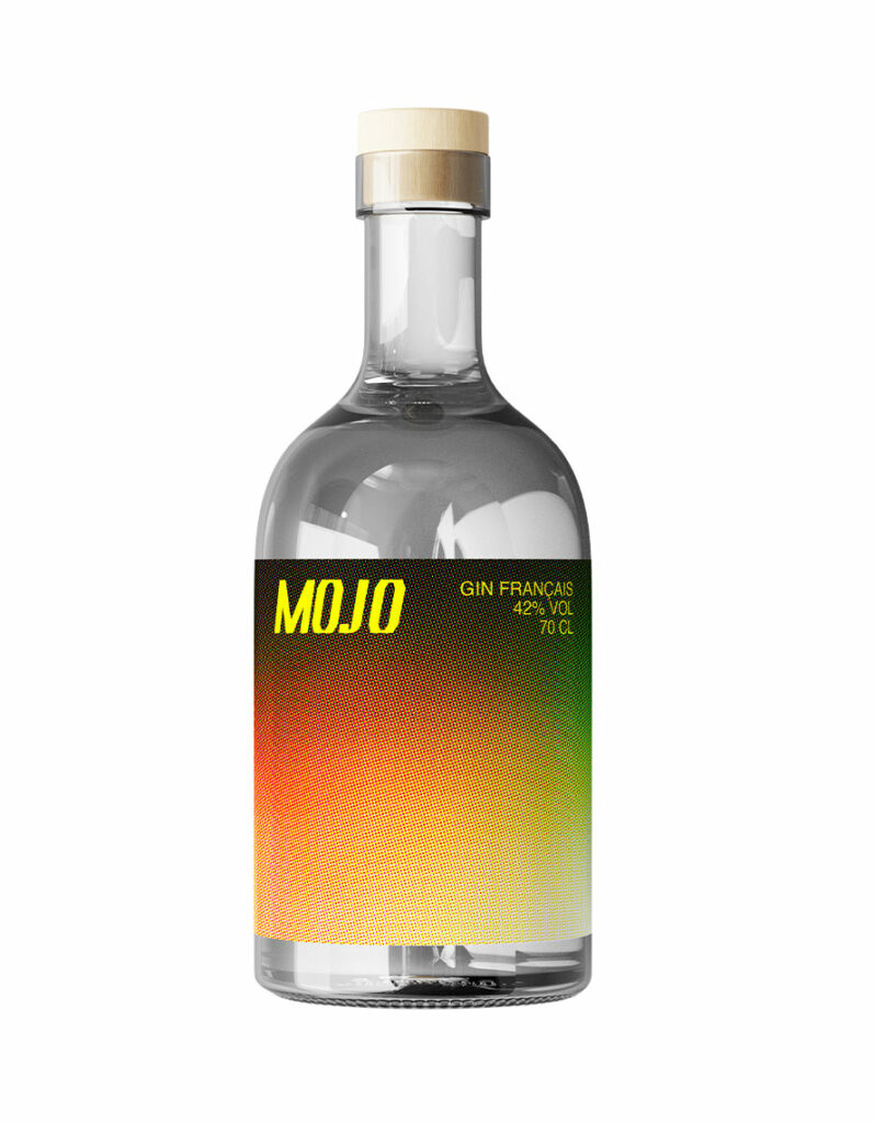 Bouteille de Mojo Gin Français avec étiquette colorée et design moderne